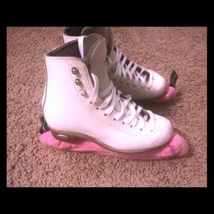 Size 12 youth Riedell 33 figure skates. EUC.